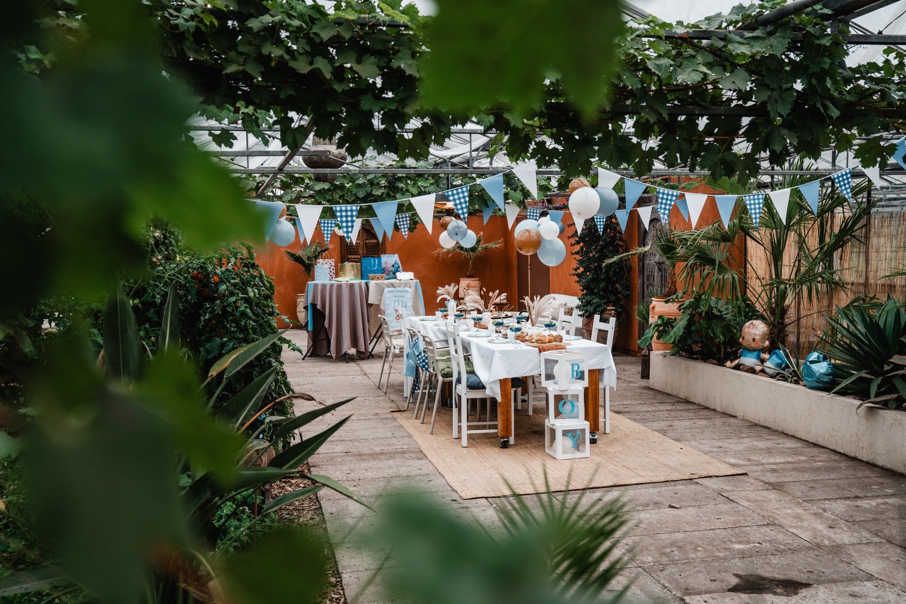 Overzicht van de feestelijk gedekte tafel tussen de planten