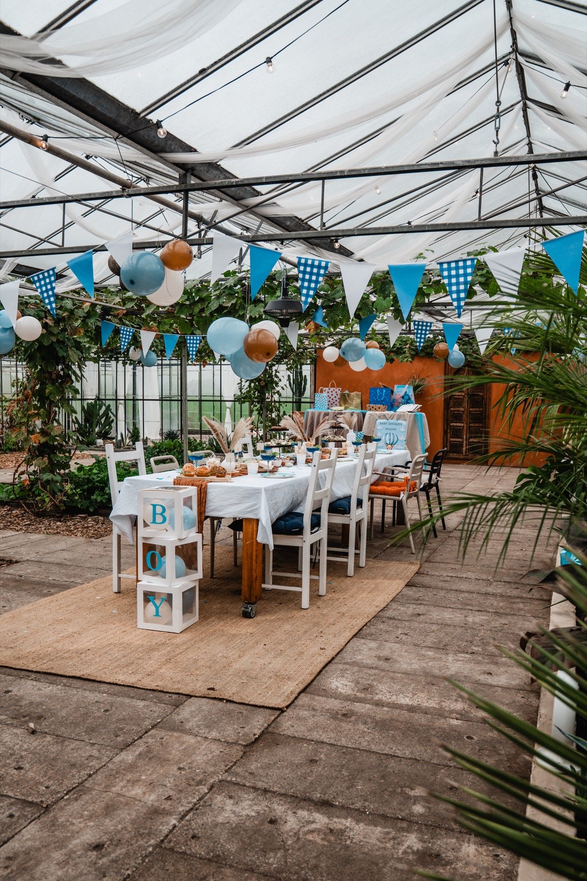 De versierde babyshowertafel onder het glazen dak