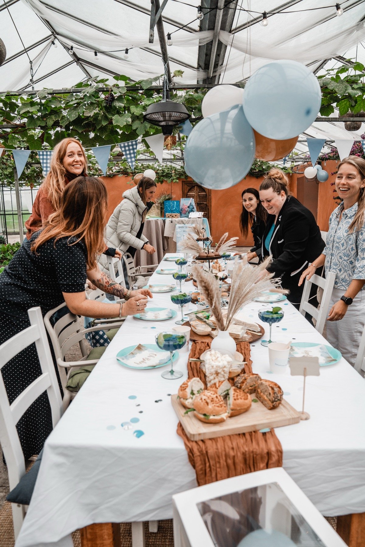 Gasten verzamelen zich rond de lange tafel