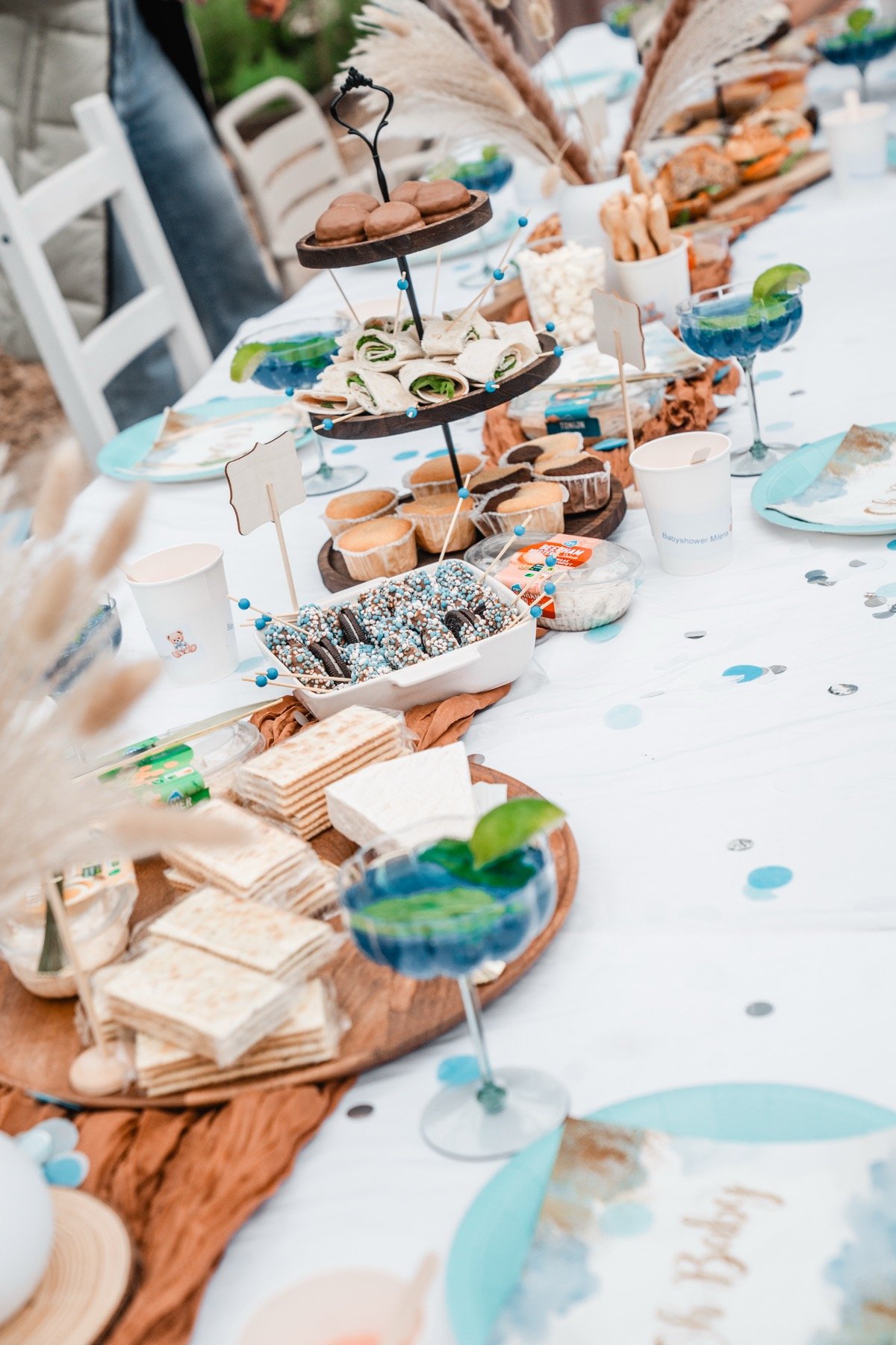 Broodjes, wraps en zoete hapjes op de feestelijke tafel
