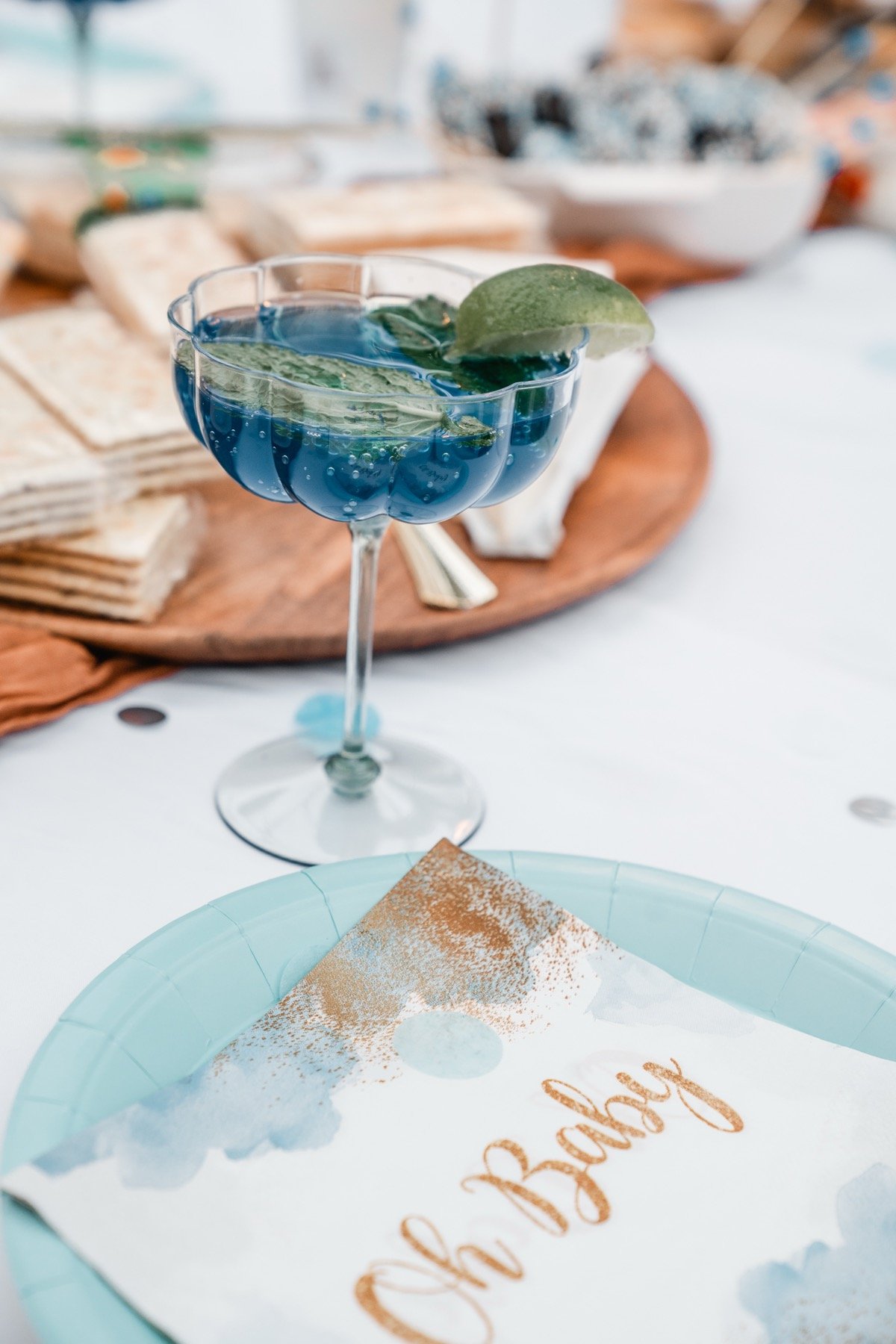 Blauw drankje met limoen naast een Oh Baby-servet