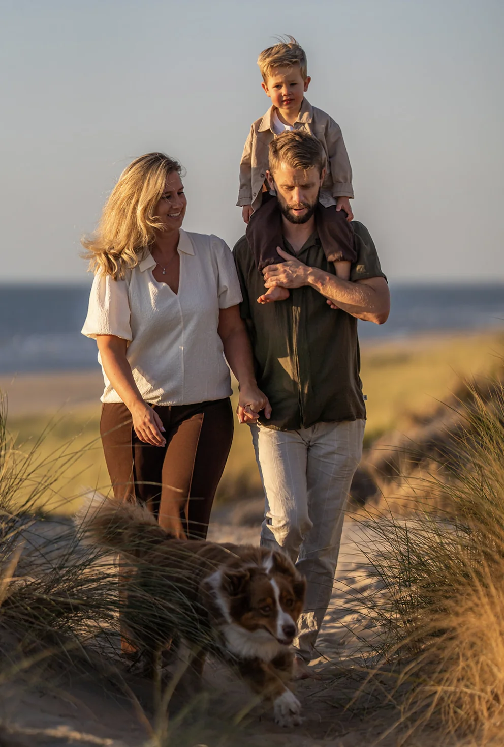 Ons gezin en de hond tijdens een wandeling in de duinen