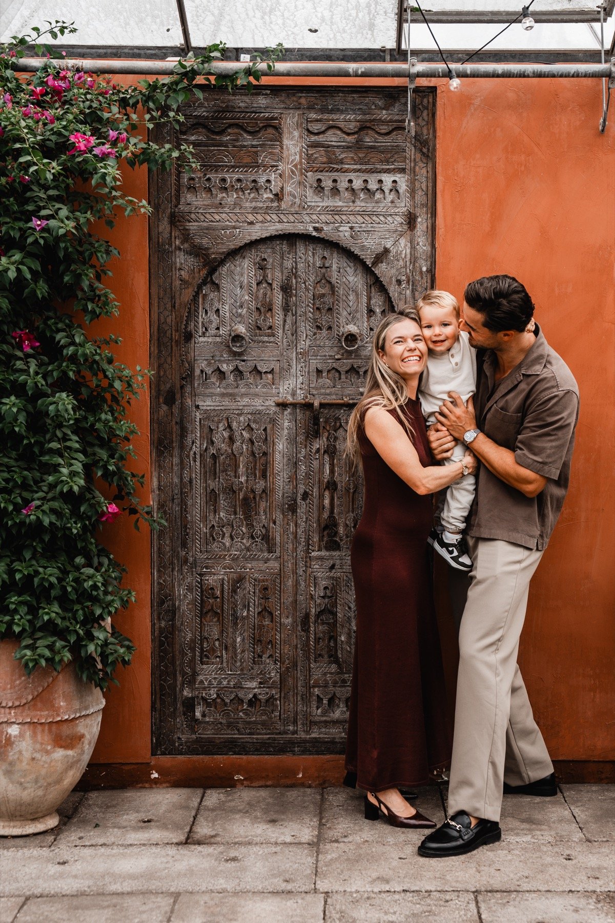 Een familieshoot bij de terracotta muur in de kas