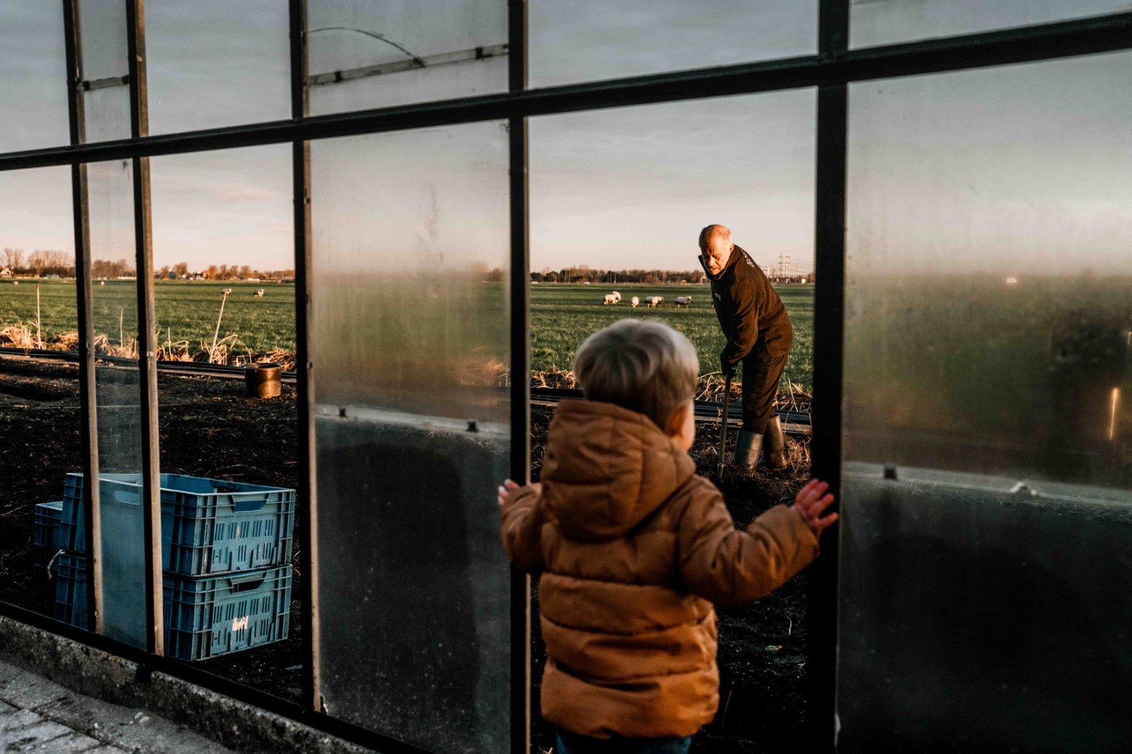 Een kind kijkt naar het werk in de oorspronkelijke kas