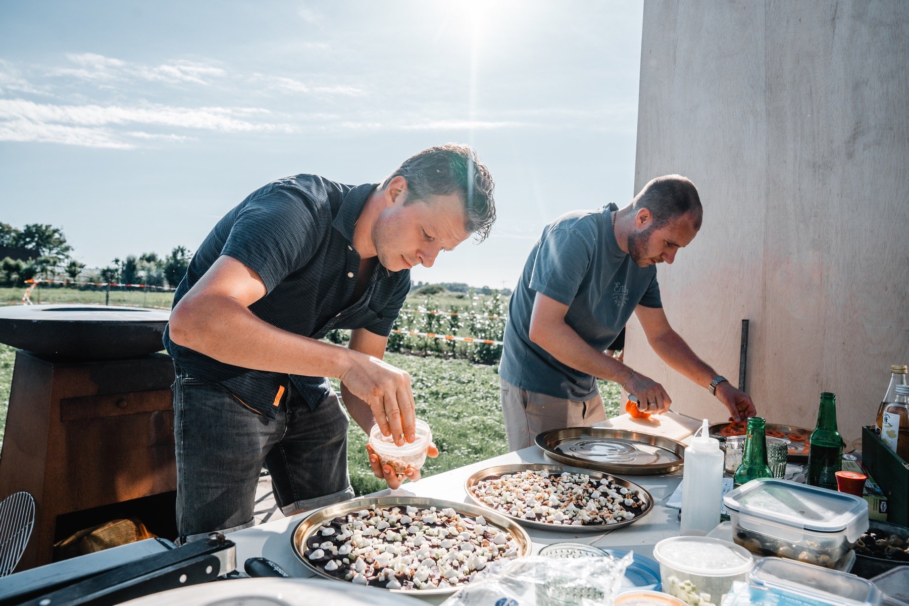 Met aandacht worden de gerechten voor het kasdiner bereid