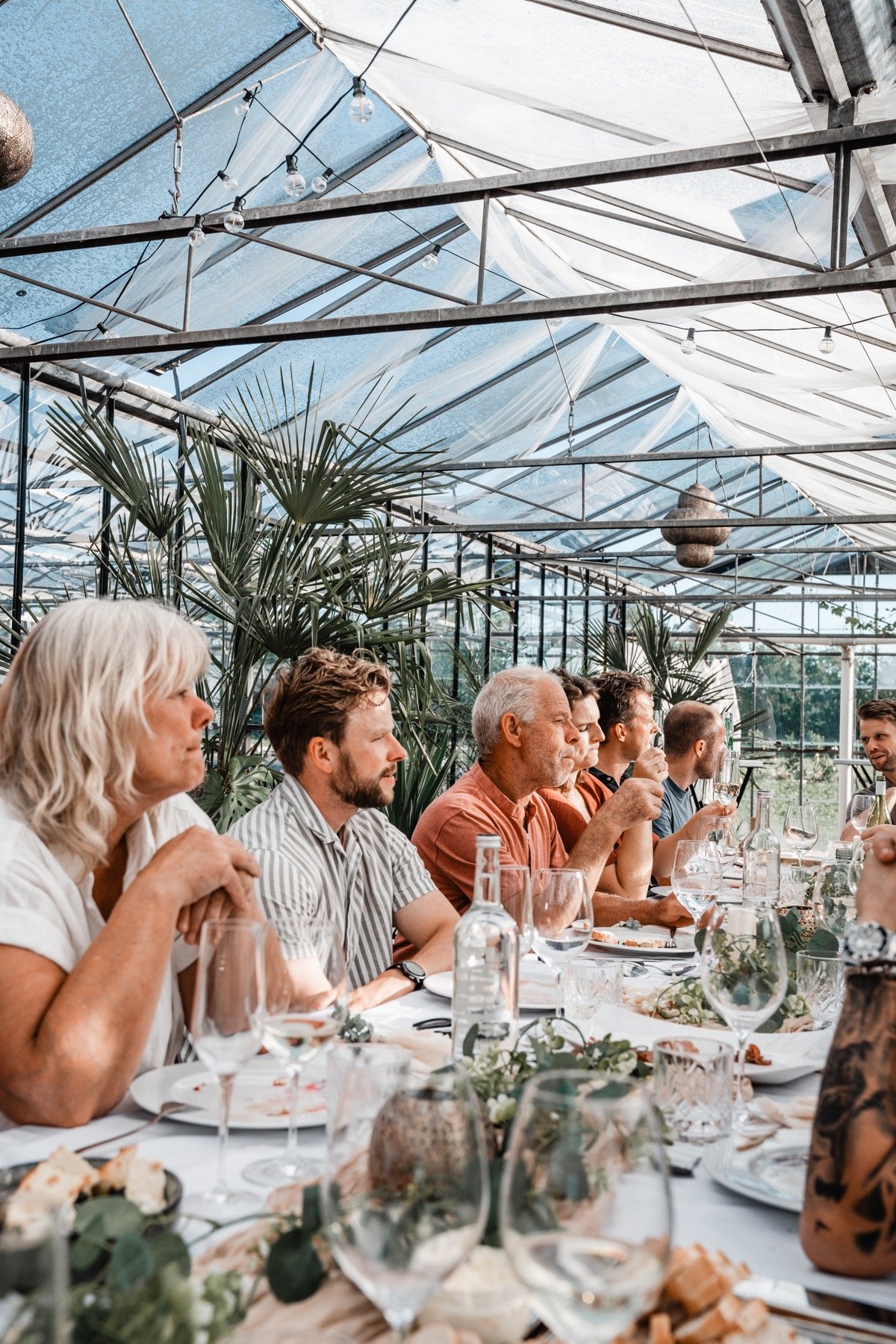 Gasten in gesprek onder het glazen dak