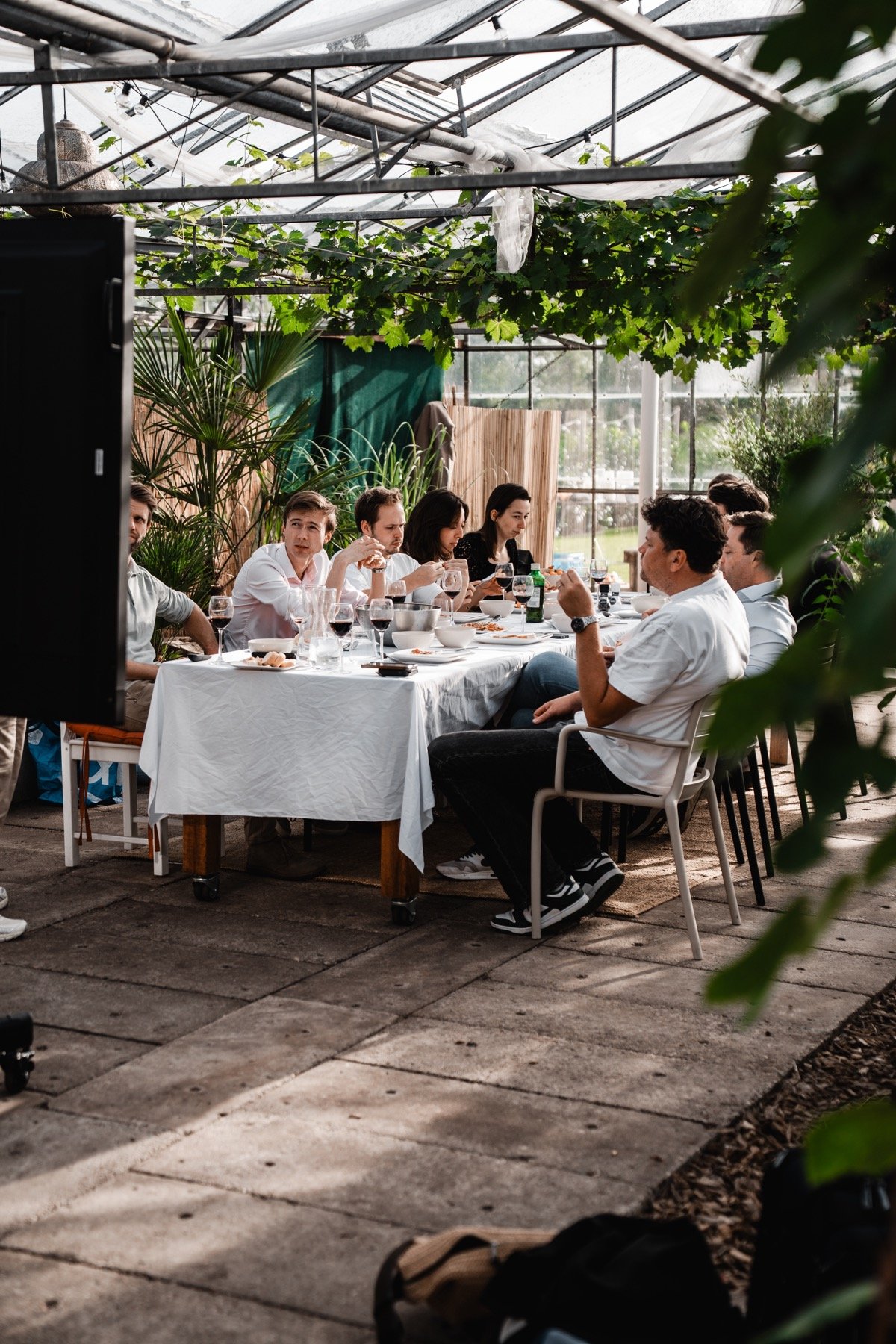 Collega’s samen aan tafel onder de druivenranken