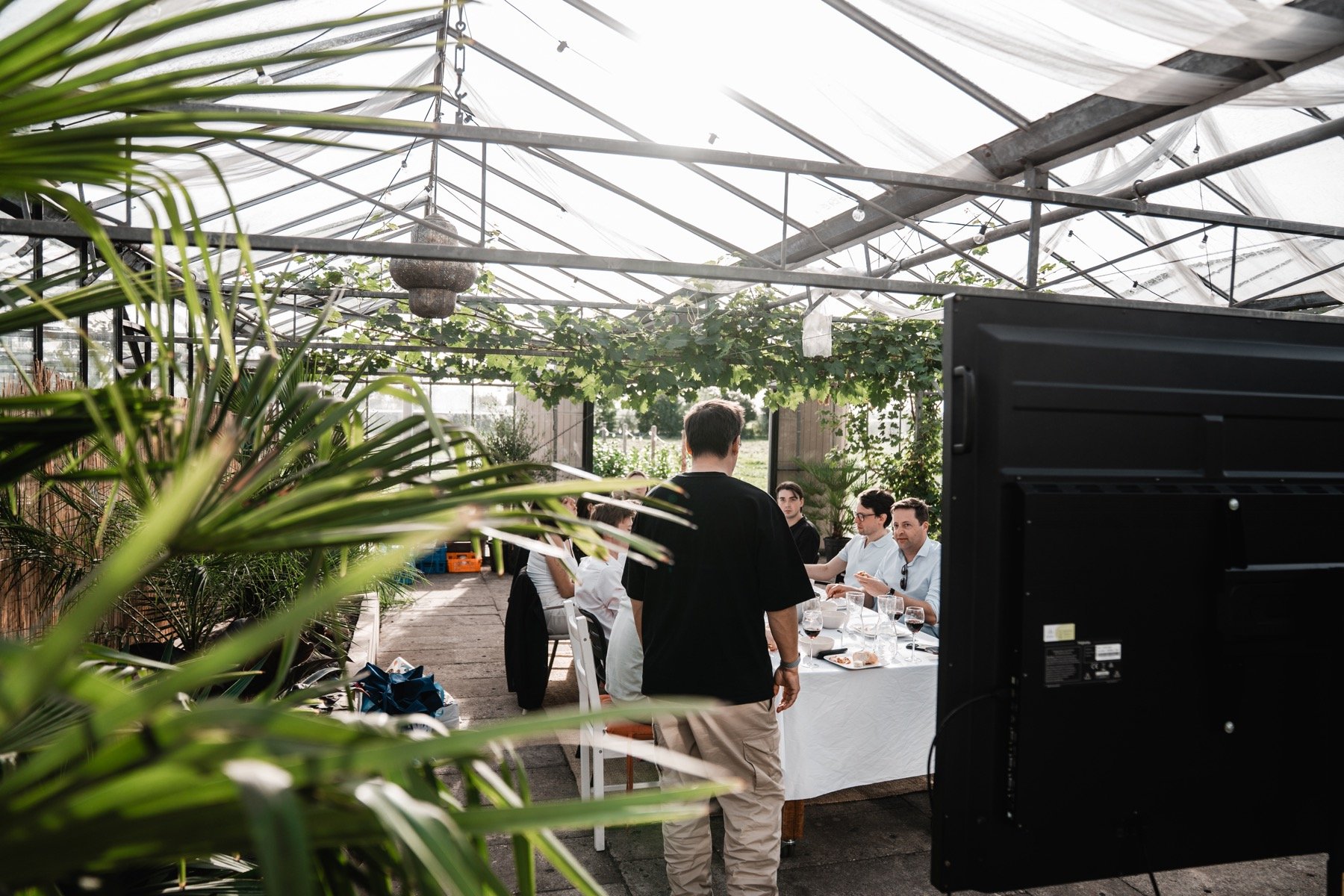 Een zakelijke bijeenkomst gezien tussen de planten